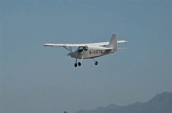 国产电动飞机AG60E成功首飞：家门口“打飞的”还远吗