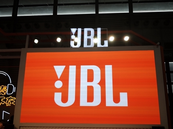 JBL推出新款Live Buds 3耳机：配有1.45寸彩屏  第1张