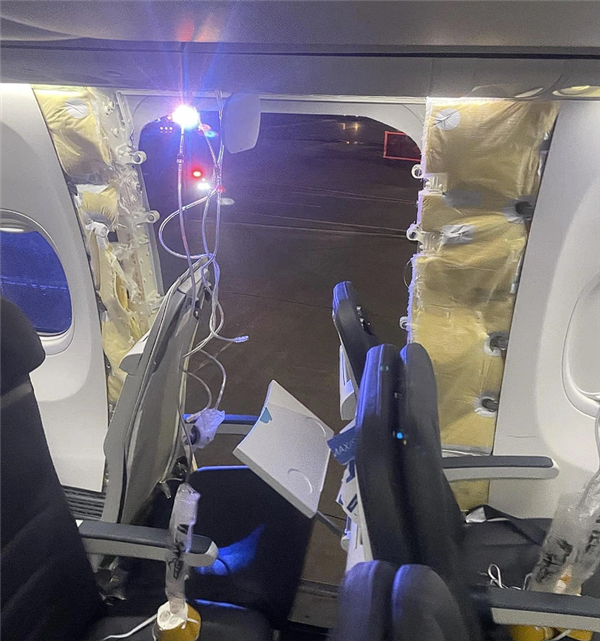 美国飞机舱门脱落致使171架波音737MAX停飞！专家：两大可能  第2张