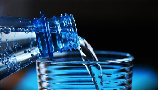 惊人发现！研究称瓶装水中塑料颗粒数量远超认知：可进入人体血液  第4张
