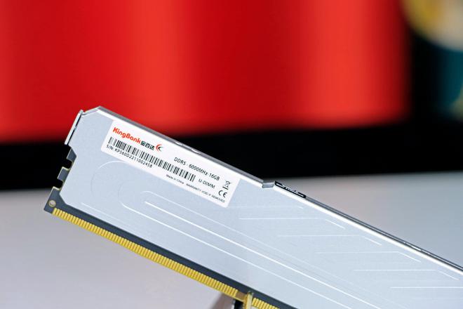 DDR5 内存卡：外观、性能全面革新，提升电脑体验  第1张