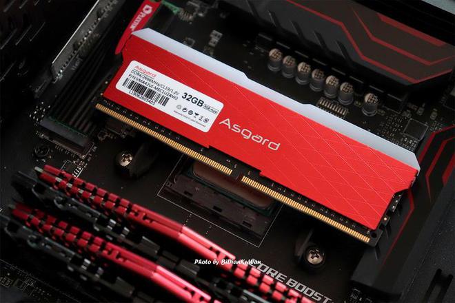 显卡 LED RGB 光效与 DDR4 内存技术：电脑爱好者的实战经验分享