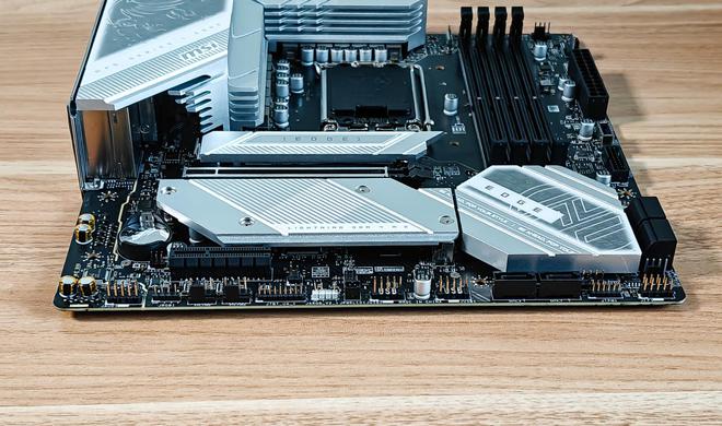 Z690 钛雕 DDR5 主板：电竞梦想的承载者，性能与外观的完美结合  第5张