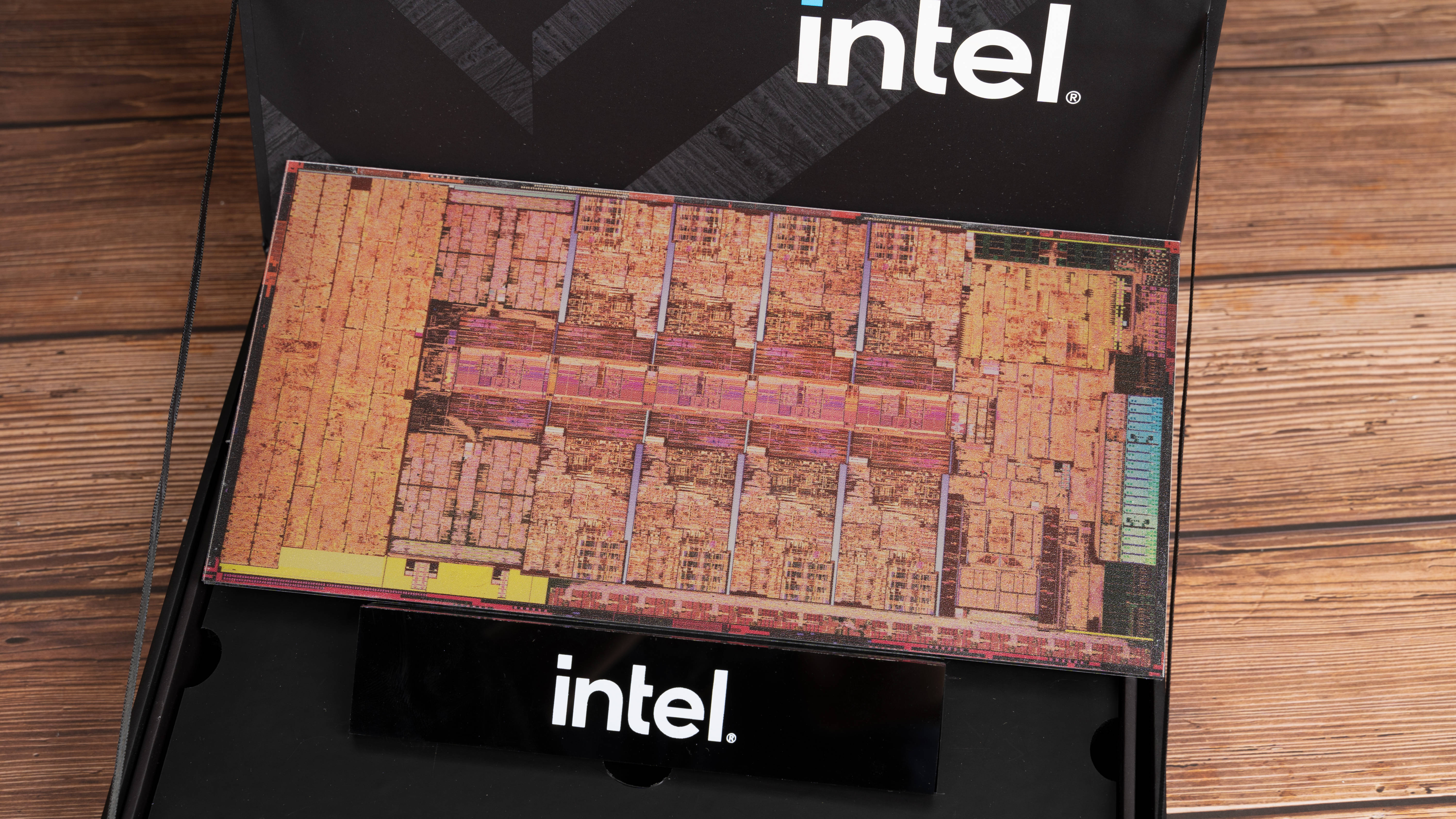富士康推出全新 DDR5 内存卡槽，引领电脑性能新变革