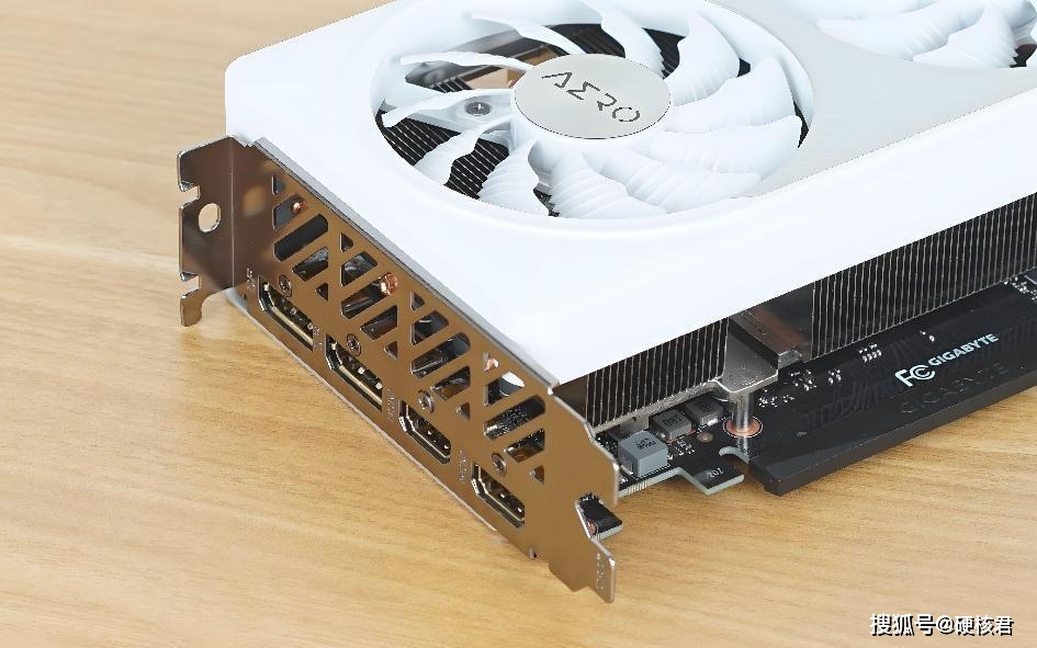 GTX4090 显卡：颠覆传统的性能怪兽，外观独特散热高效  第10张