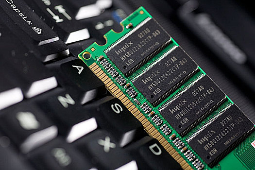 内存条价格大揭秘：科技进步VS市场风云，DDR4 8GB价格何去何从？