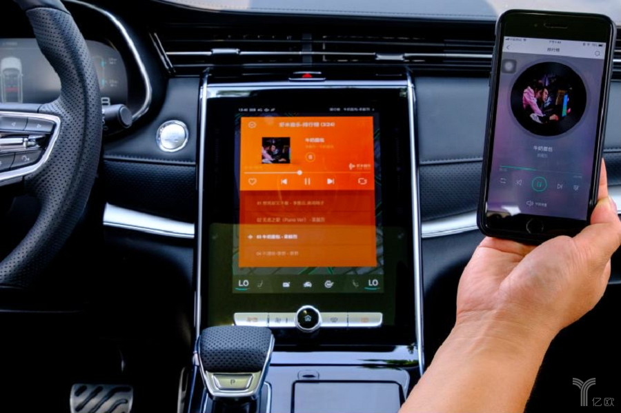 将原装车载导航换成 Android 操作系统，体验全新智能驾驶