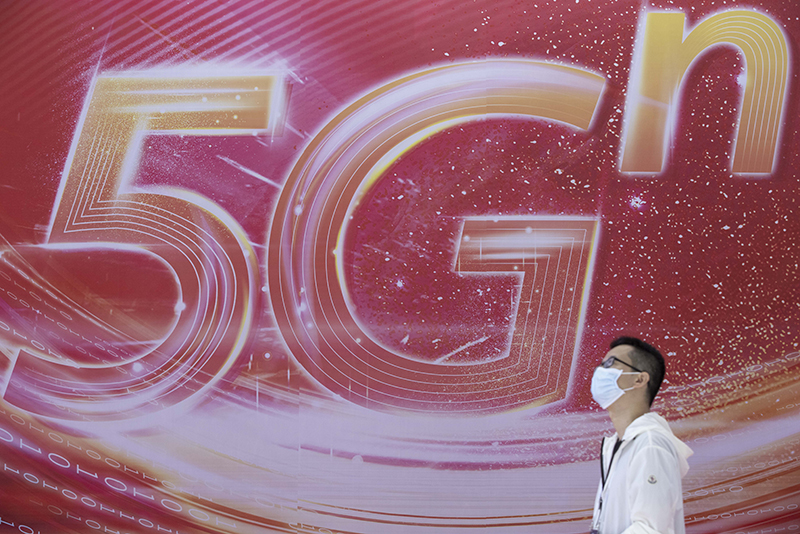 5G 手机拍卖大会：科技与时尚的完美融合，竞拍场面激烈  第4张