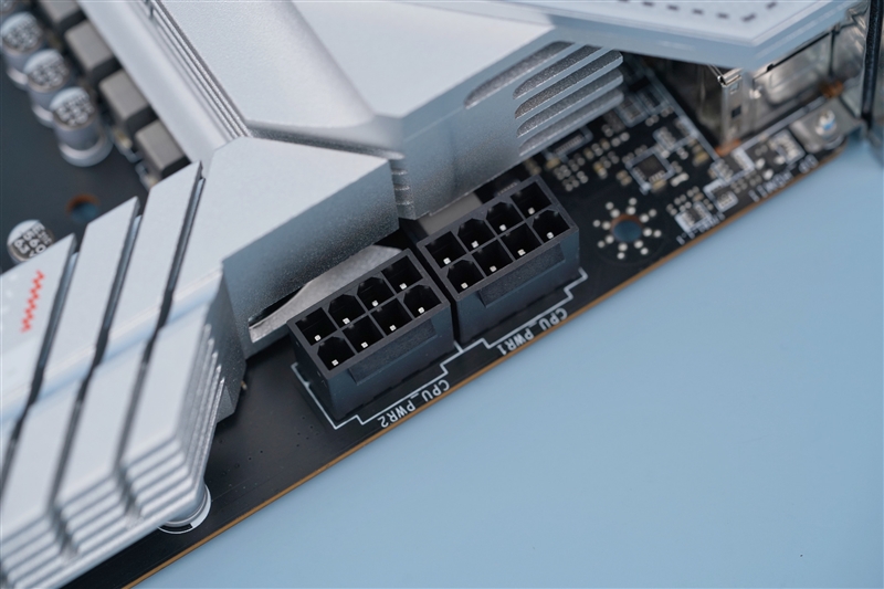 DDR4 四通道主板：高速数据传输的关键装备，让电脑性能飙升  第3张