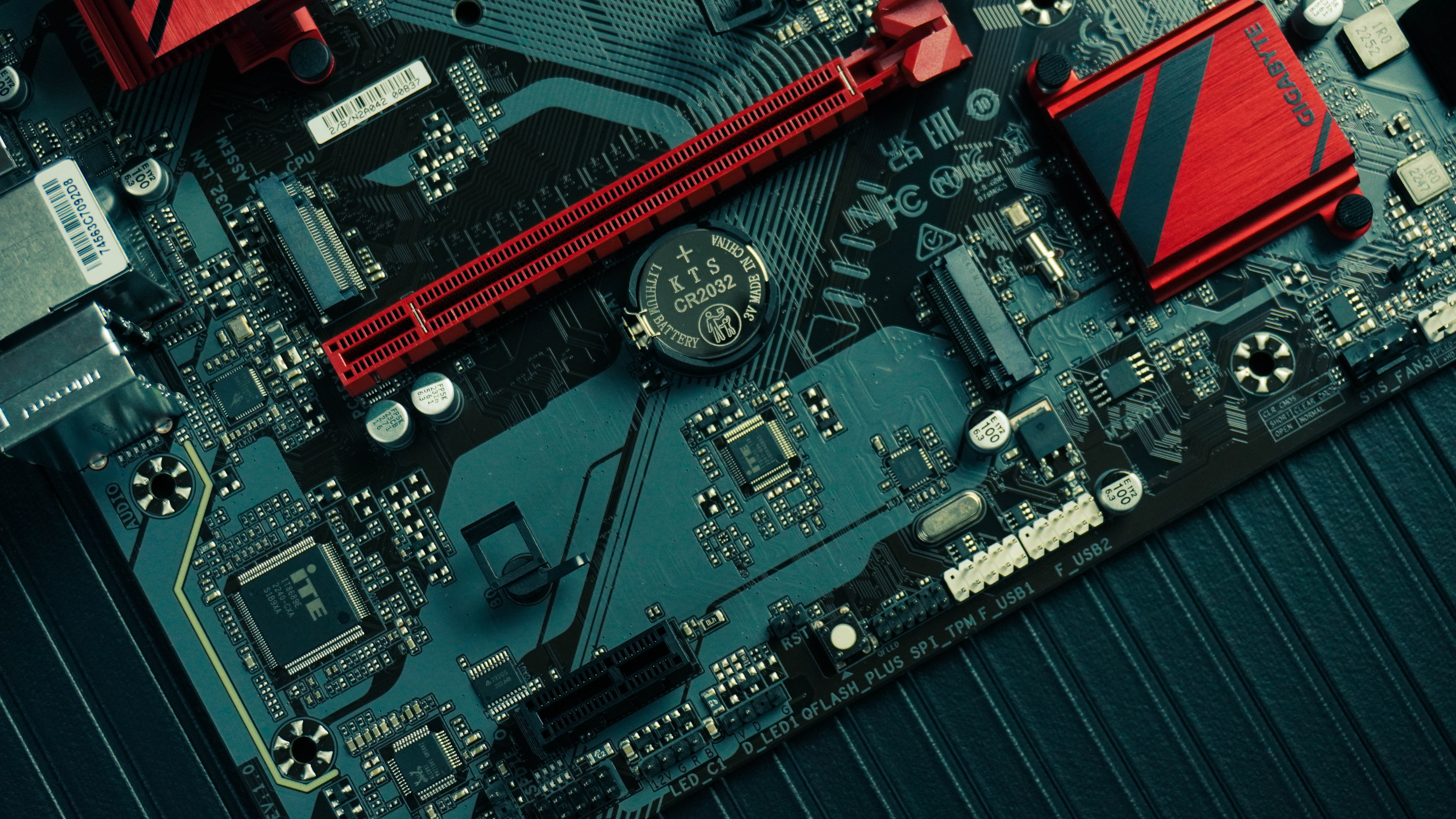 DDR4 四通道主板：高速数据传输的关键装备，让电脑性能飙升  第4张