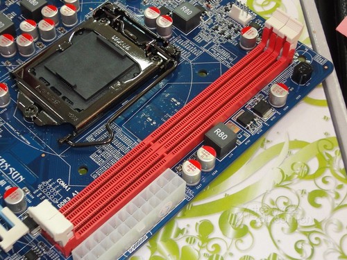 DDR3内存插槽揭秘：单通道、双通道、三通道，你选哪个？  第1张