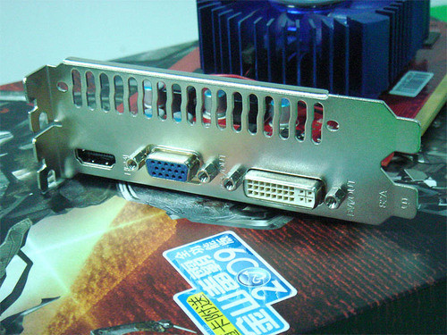 GT240显卡三种接口：解析DVI、HDMI和VGA的历史与技术内涵  第2张