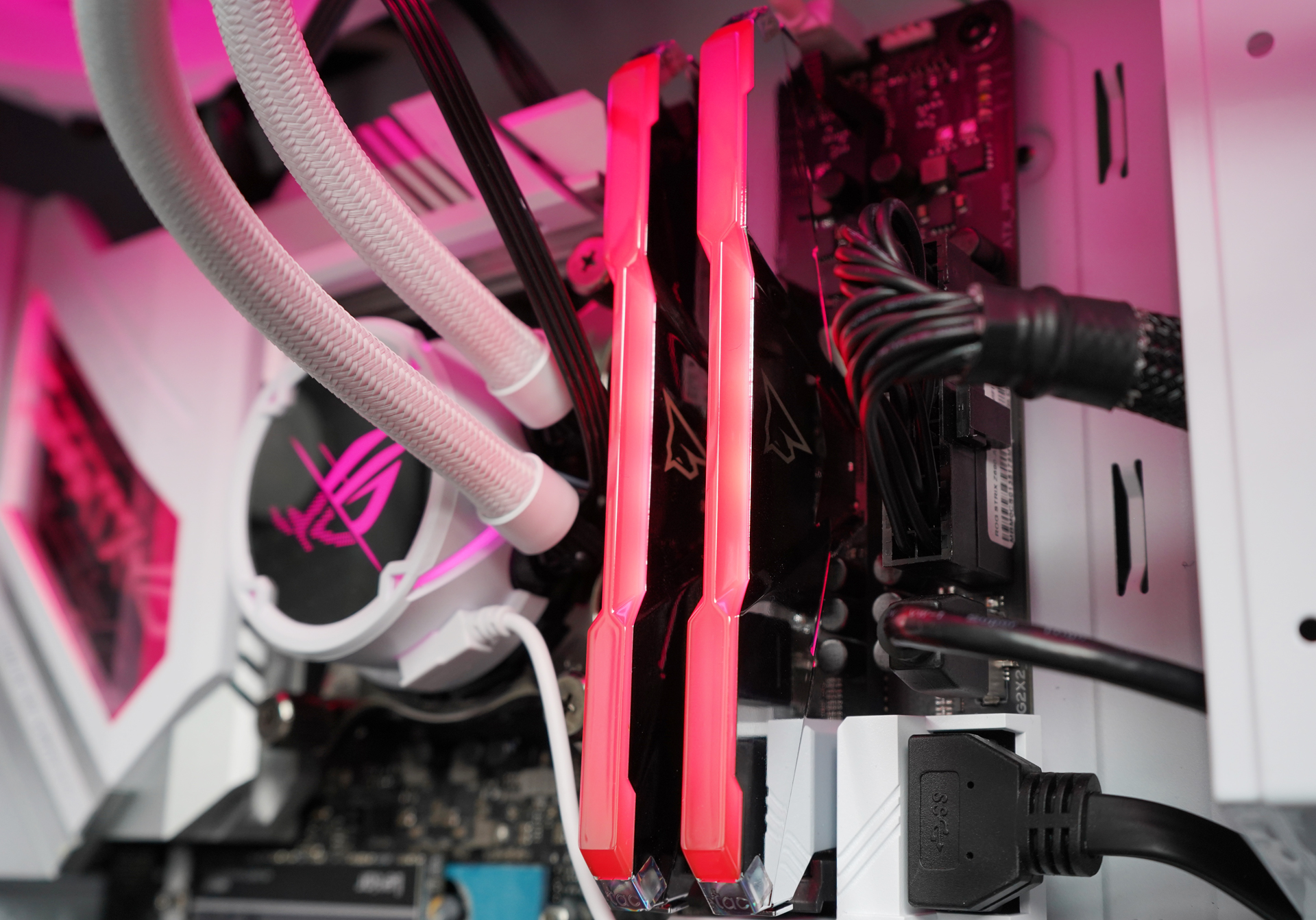 AMD 平台 DDR4 主板：提升游戏品质的得力助手，性能猛兽 内存技术解析  第3张