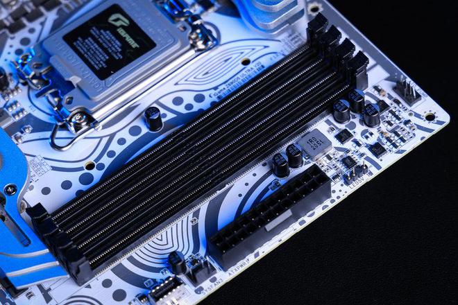 Z690 吹雪 DDR5 主板：颜值与性能并存，助你实现电竞梦  第5张