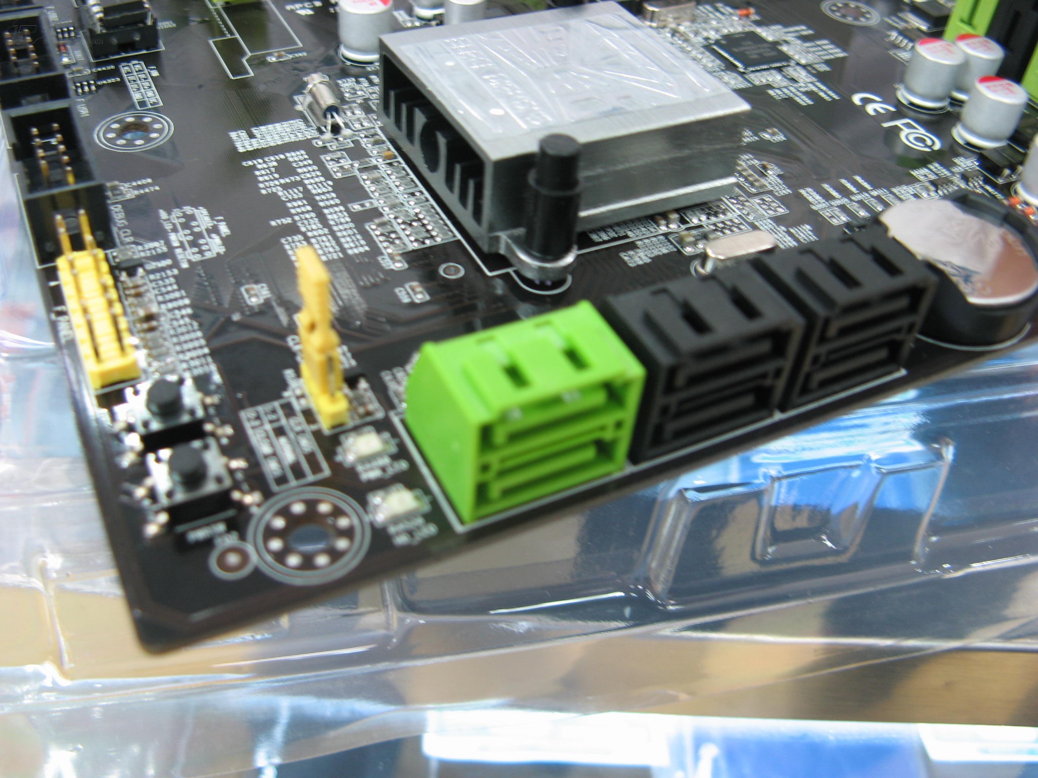 AM3 主板是否兼容 DDR3 内存？详解 内存条特性及 主板构造  第8张