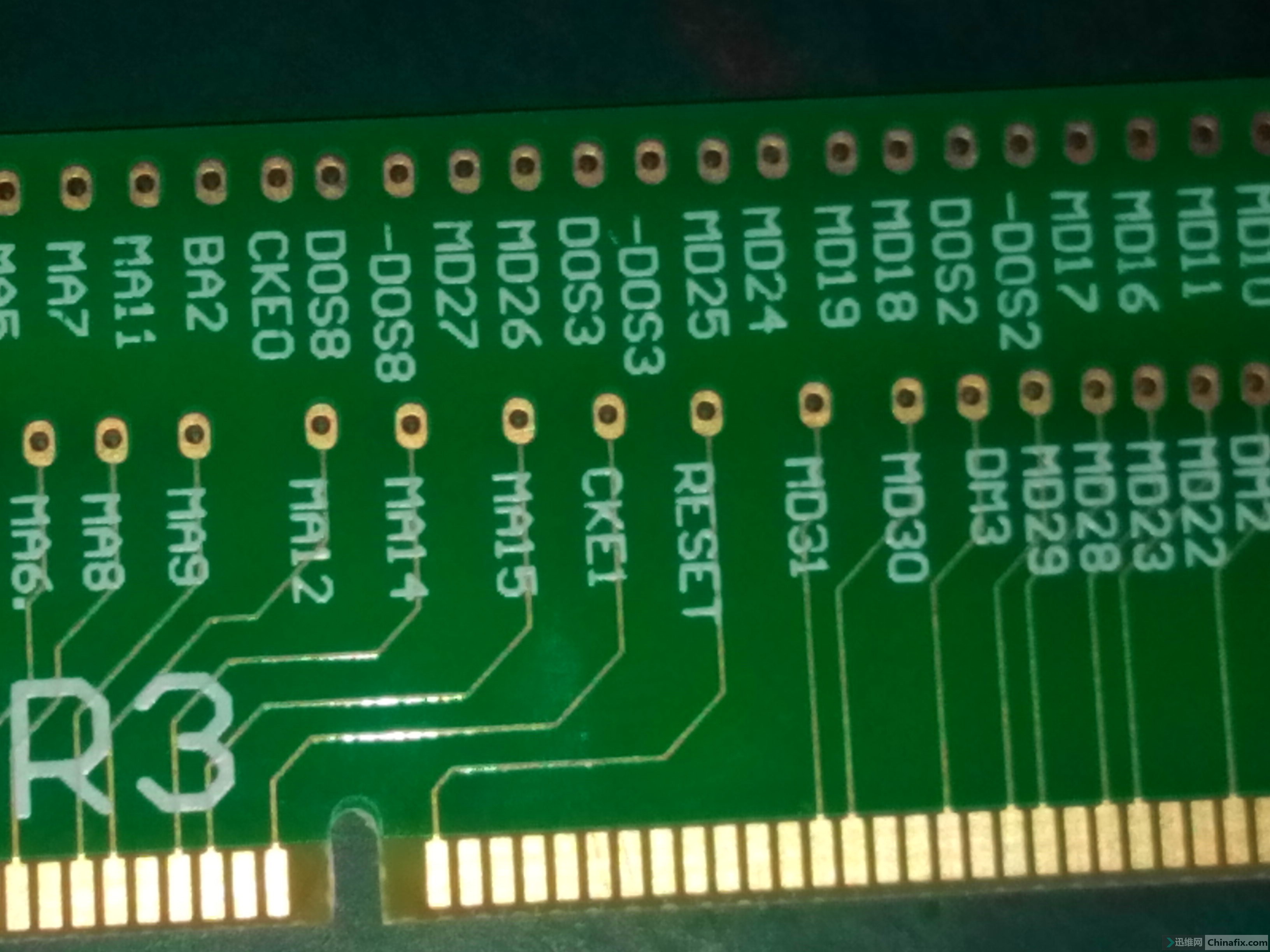 首次目睹 DDR3 内存插槽实物图，感受电脑关键部件的魅力