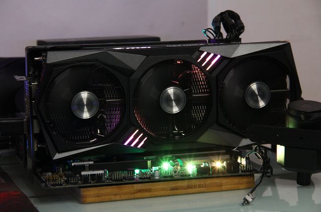 R9 390 vs GTX970：硬件测评师公正对比，哪款显卡更胜一筹？  第1张