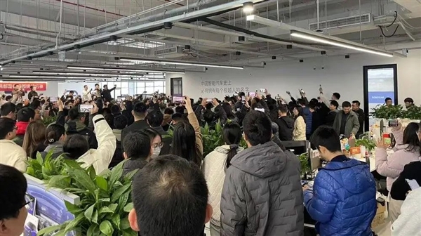 极越崩盘48小时：供应商堵门，员工社保被欠，车主售后无保障，谁来收拾这个烂摊子？  第7张