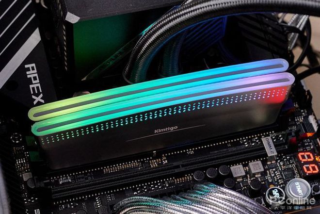 DDR3内存大揭秘：速度飙升，功耗降低，性能超越DDR2