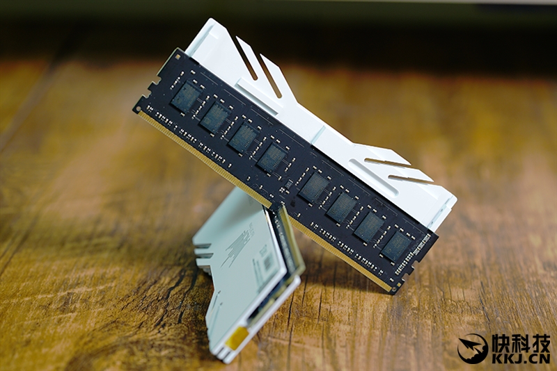 名人堂DDR32400：硬件迷的新宠，速度与稳定并存  第5张