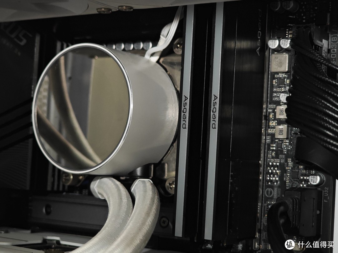 DDR5 内存携散热马甲：性能提升与散热并重的科技之美  第2张