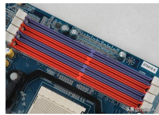 内存插槽揭秘：DDR2和DDR3，究竟谁更香？  第7张