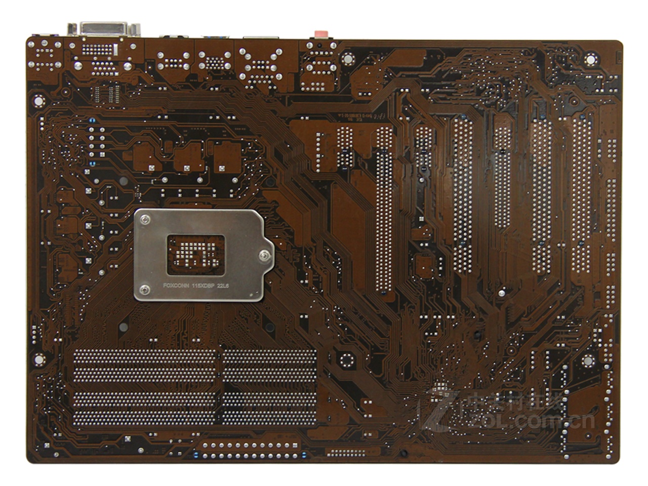 DDR3插口：240引脚设计，高速数据传输，让电脑性能飞起来  第1张