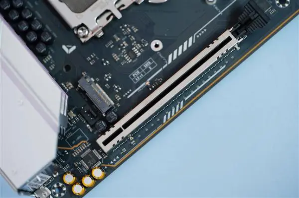 电脑内存焕发新生！DDR4灯条让你的硬件炫起来  第2张