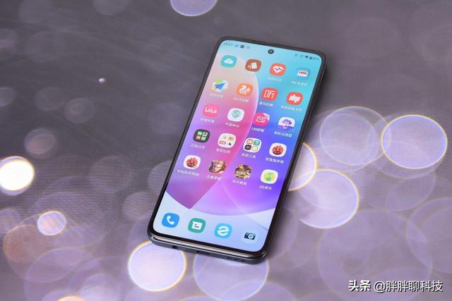 2022 年性价比高的 5G 手机推荐：性能卓越处理器，价格亲民  第6张