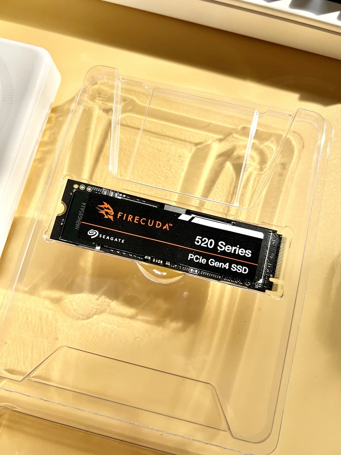 SSD固态硬盘大揭秘：速度超传统硬盘！抗震耐用，低功耗静音