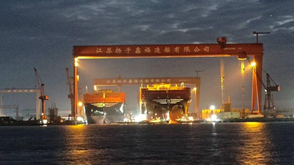 全球最大 24000TEU 级 LNG 双燃料动力集装箱船震撼出坞