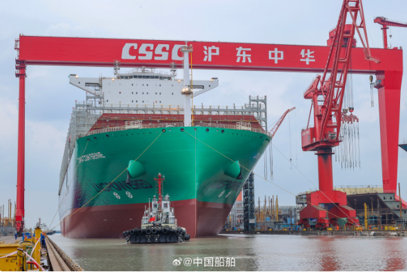 全球最大 24000TEU 级 LNG 双燃料动力集装箱船震撼出坞  第2张