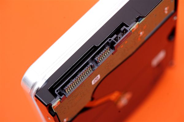 存储硬盘接口大揭秘：SATA、USB、Thunderbolt，速度革命与多功能并存  第5张