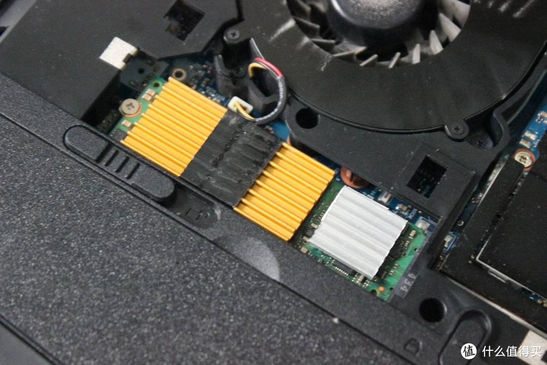 固态硬盘VS机械硬盘：速度对决，惊艳耐久性揭秘  第1张