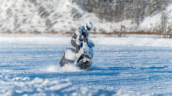 雅迪冠能星舰S80漠河极寒测试：一场雪地版速度与激情的震撼演绎