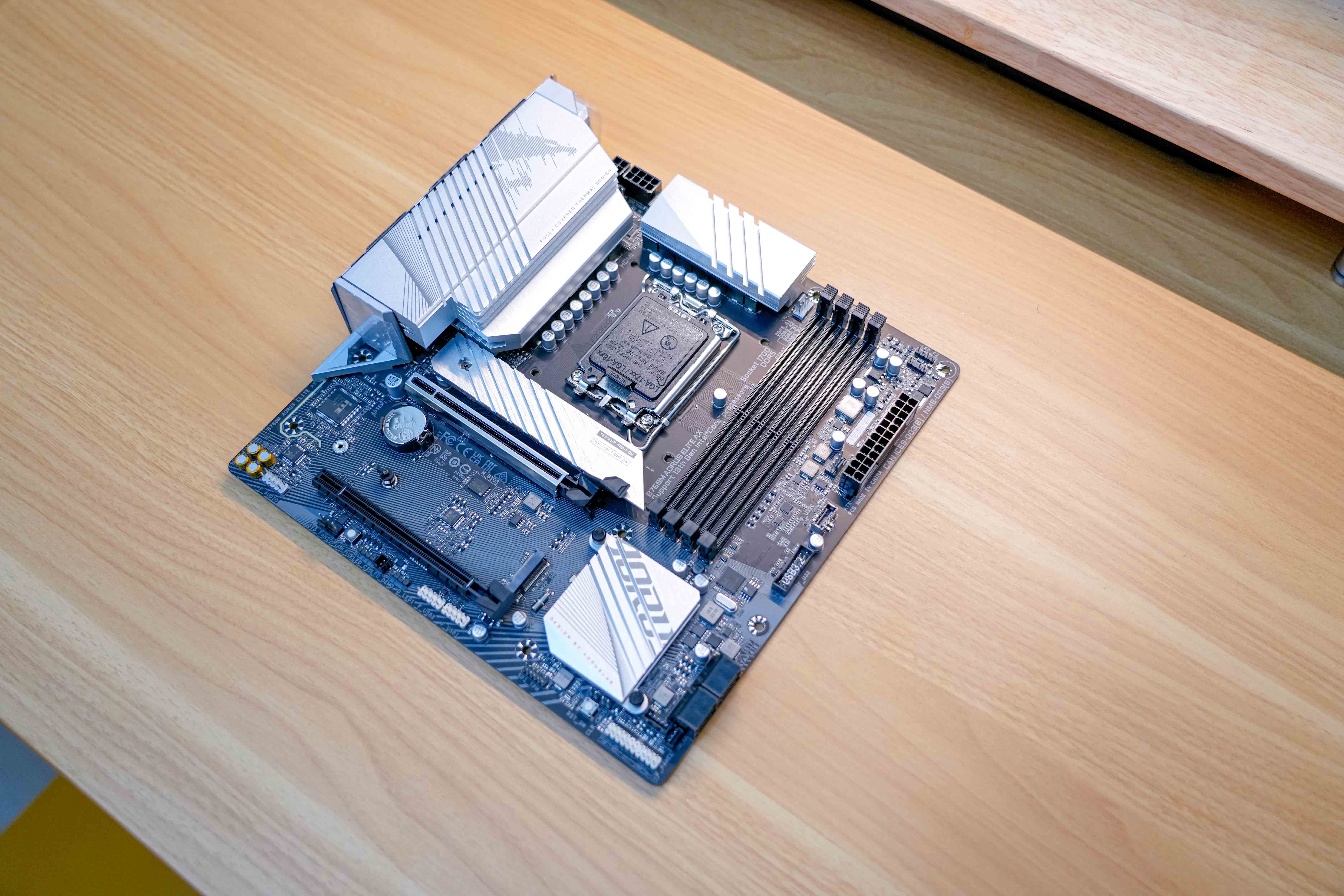 Z170主板：强大扩展性与稳定性，完美兼容DDR4内存，满足各类需求