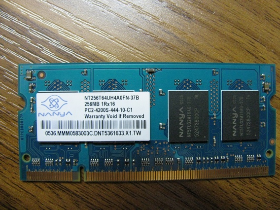 一张 DDR1 内存条旧照，带你回忆互联网兴起初期的电脑时代