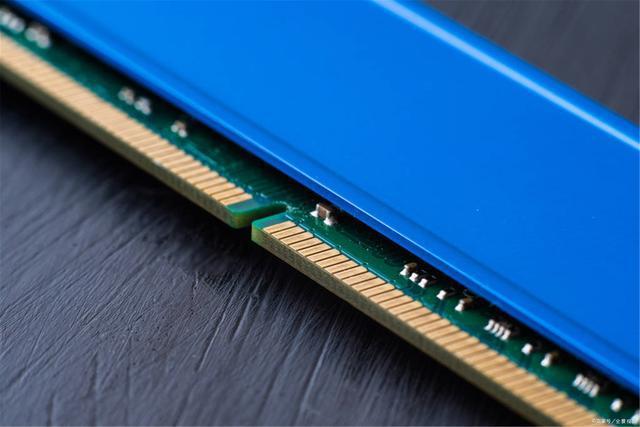DDR2 与 DDR3 内存条的外观、散热片及插槽设计差异解析  第2张