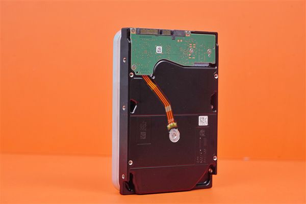 SSHD混合硬盘：速度狂飙、容量无限、静音如谜、数据安全保驾  第1张