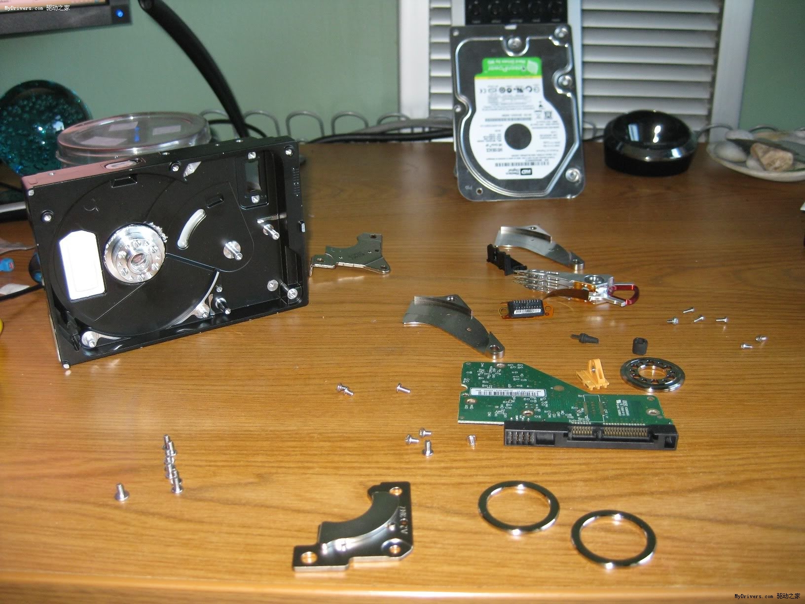 电脑维修师的硬盘磁头大揭秘：从拆解到校准，全程操作曝光