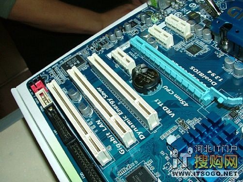 P45 主板 DDR2 与 DDR3 内存插槽的性能与兼容性差异解析  第3张