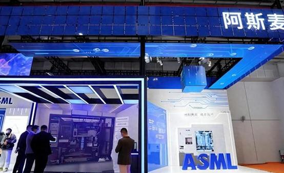 从主动降职到接管全球光刻机巨头：ASML CEO富凯如何应对中国芯片技术落后15年的挑战？  第2张