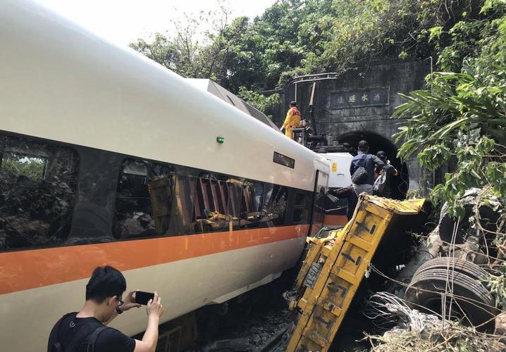 惊险！法国高铁司机高速行驶中突然跳车，400名乘客命运如何？  第5张