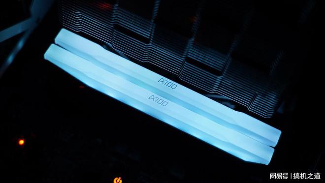 影驰DDR4 2400 8GB灯条：性能卓越，设计独特，应用效果出众，详尽解读  第1张