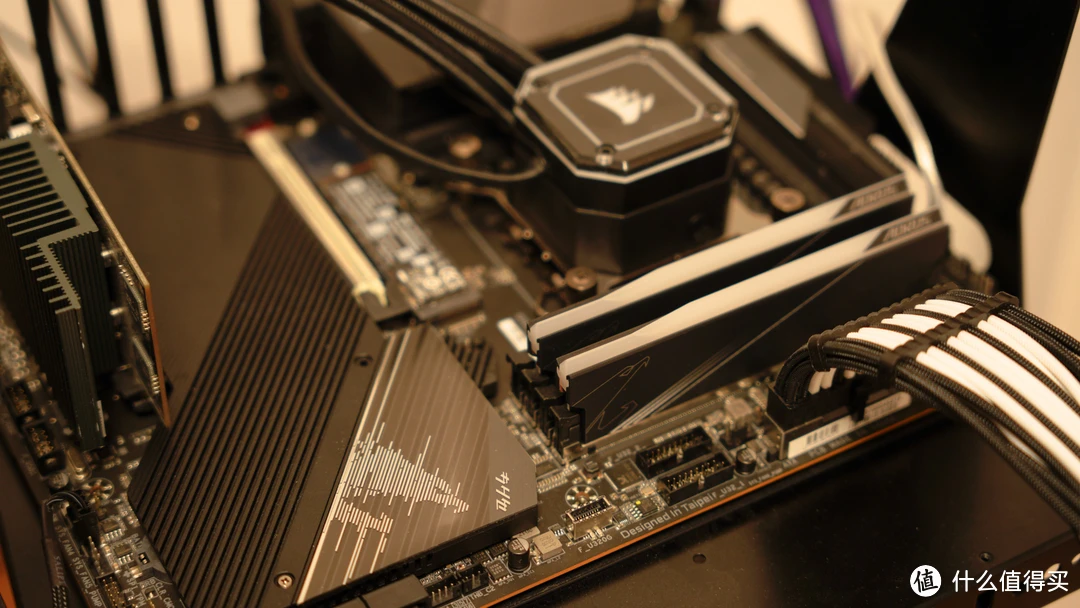 提升计算机性能的秘密武器：固态硬盘与 DDR5 内存  第1张