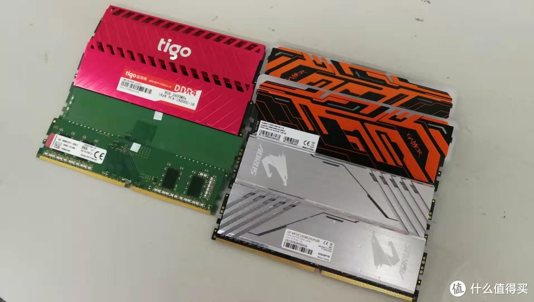 技嘉 DDR4 与 DDR5 内存条对比：性能、价格与兼容性全方位解析