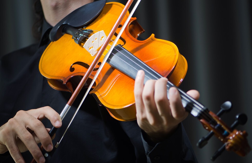 如何将电声小提琴与音响无缝对接，让音乐魅力淋漓尽致地演绎？