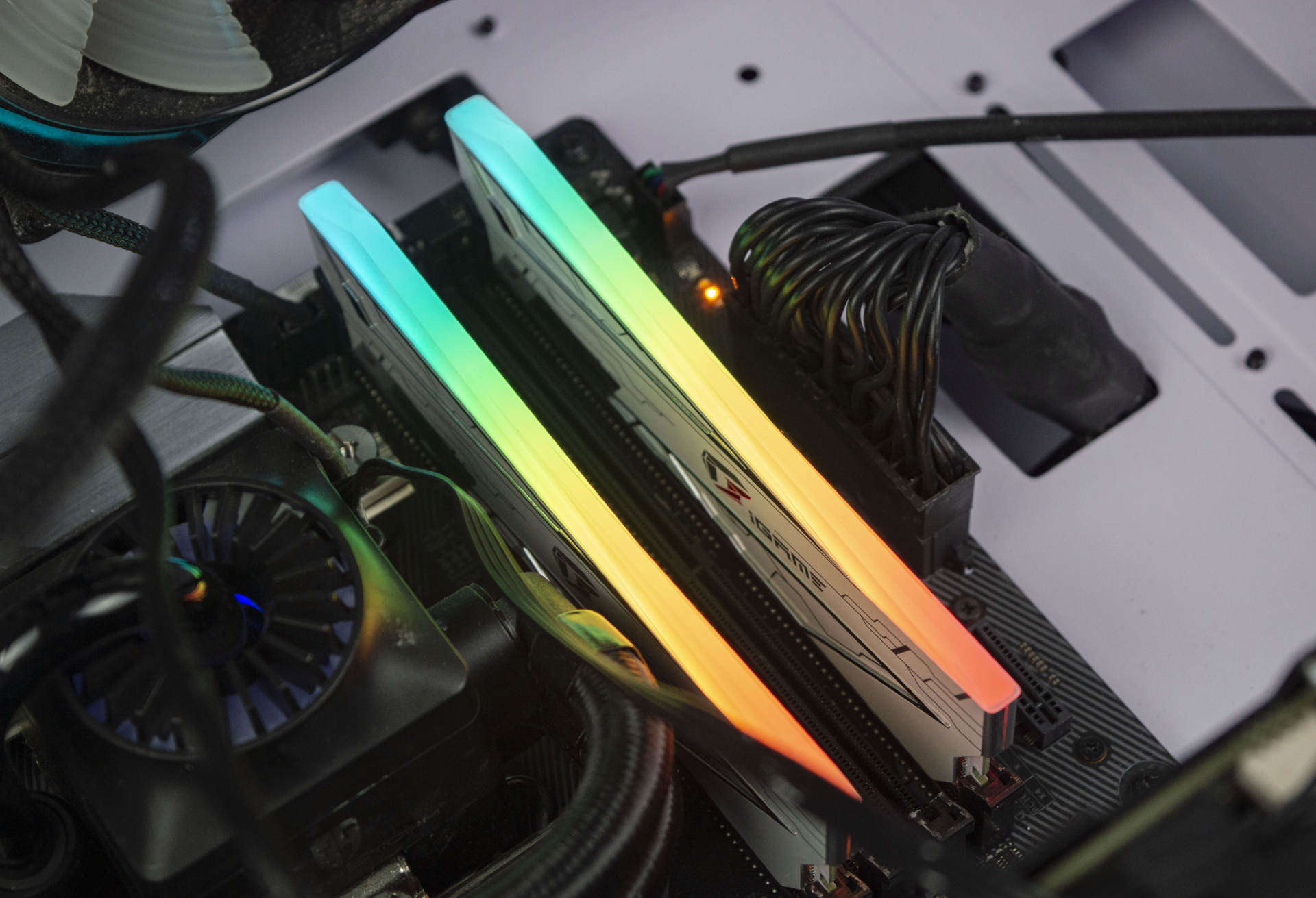 探索七彩虹 DDR5 内存的色彩革命与性能之巅  第4张