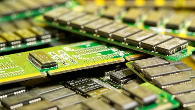 手机内存技术揭秘：DDR4 与 DDR4X 的差异及能效大战