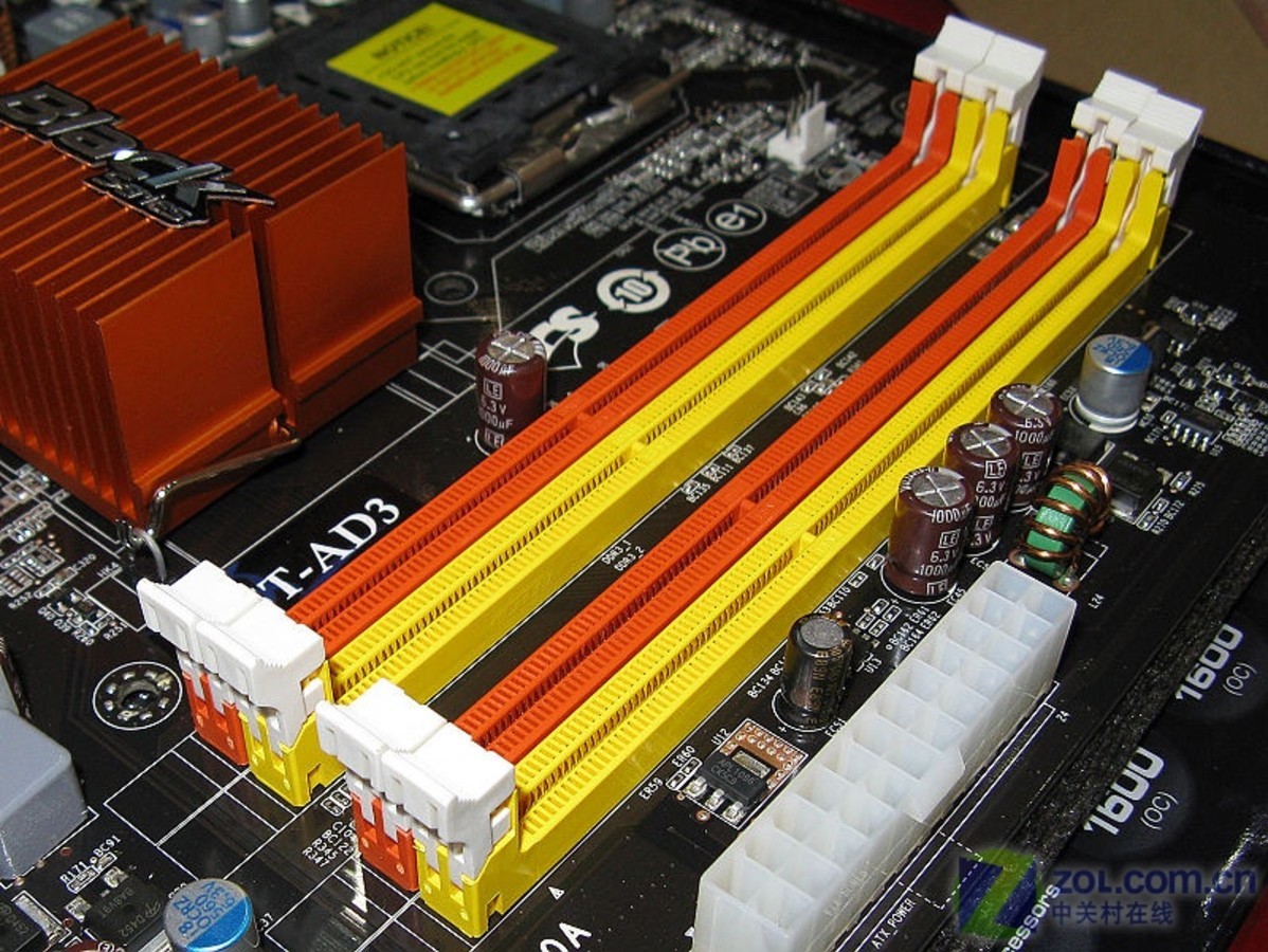 ddr4和ddr3的插口 DDR4接口崭露头角：性能飙升还是DDR3坚守市场？  第4张